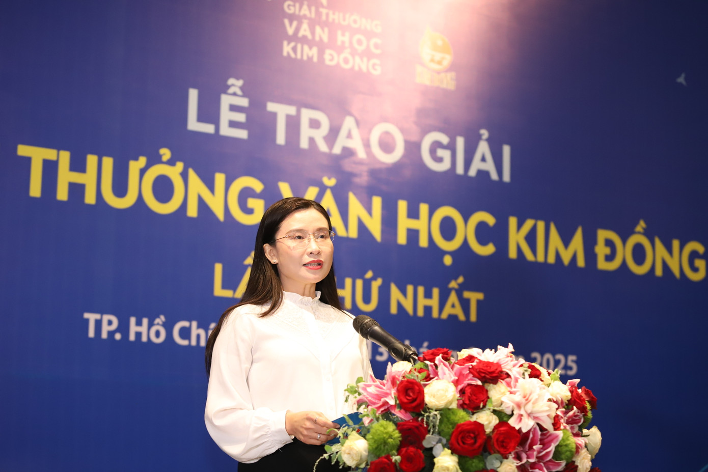 Chị Nguyễn Phạm Duy Trang trao đổi tại lễ tổng kết, trao giải thưởng.