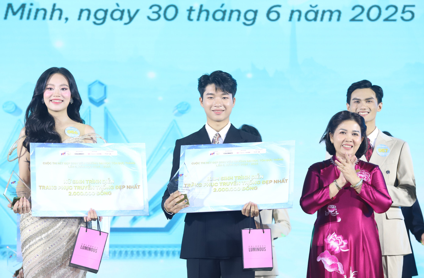 Ban tổ chức trao thưởng các giải phụ cuộc thi.