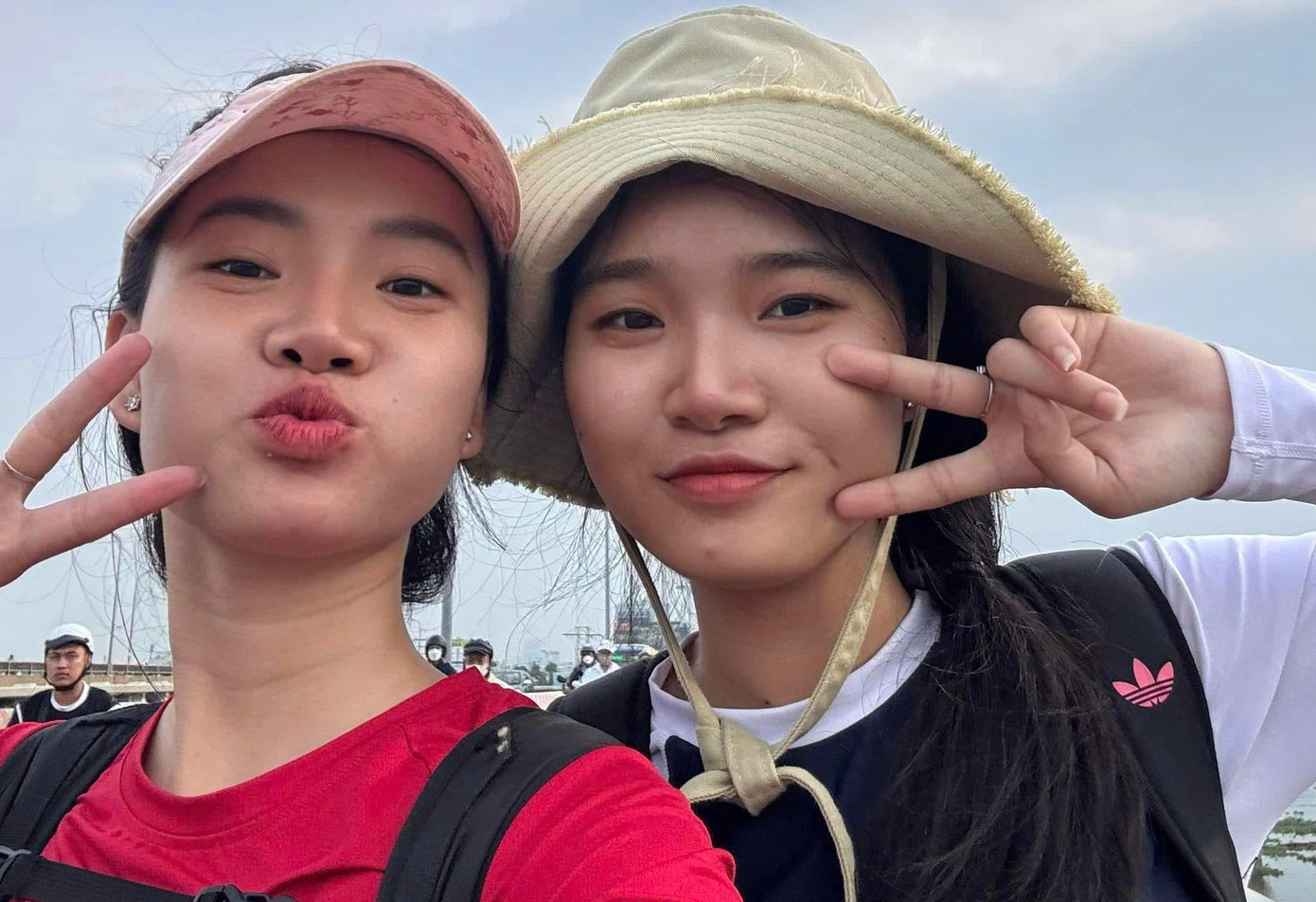 Hai chị em có được một trải nghiệm quý báu sau hành trình &quot;điên rồ&quot;. Ảnh: NVCC