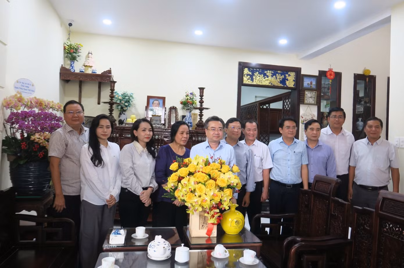 Ông Nguyễn Thanh Nghị đến thăm gia đình PGS.TS.BS Trần Chí Liêm. Ảnh: Minh Hiệp
