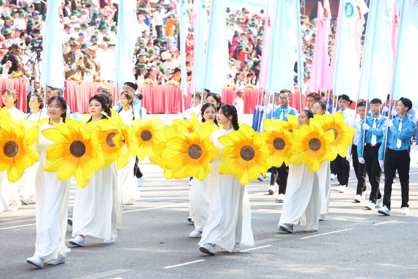 Tuổi trẻ TPHCM tham gia diễu hành trong lễ kỷ niệm sáng 30/4. Ảnh: Ngô Tùng