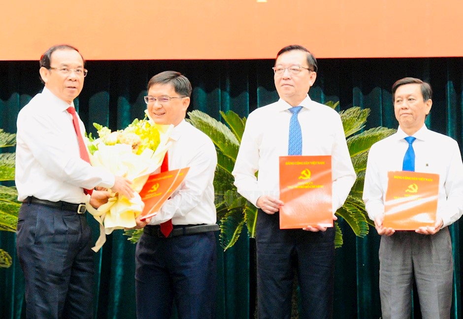 Bí thư Thành ủy TPHCM Nguyễn Văn Nên trao quyết định và hoa chúc mừng ông Nguyễn Mạnh Cường. Ảnh: Thành ủy TPHCM. Bí thư Thành ủy TPHCM Nguyễn Văn Nên trao quyết định và hoa chúc mừng ông Nguyễn Mạnh Cường. Ảnh: Thành ủy TPHCM.