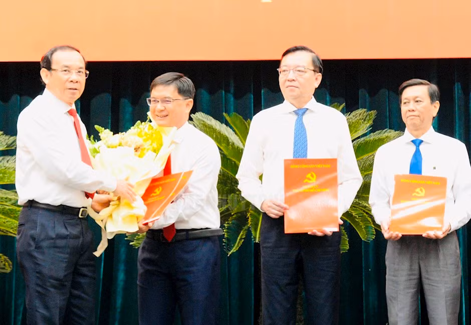 Bí thư Thành ủy TPHCM Nguyễn Văn Nên trao quyết định và hoa chúc mừng ông Nguyễn Mạnh Cường. Ảnh: Thành ủy TPHCM.