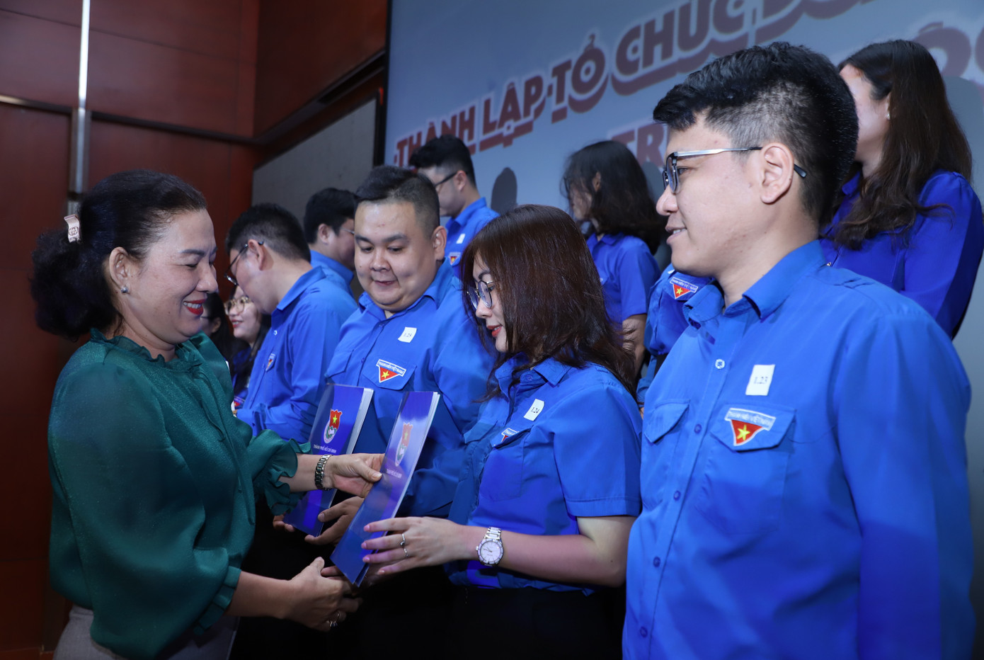 Đại diện Ban Tuyên giáo và Dân vận Thành ủy TPHCM, lãnh đạo Thành Đoàn trao quyết định chỉ định nhân sự Bí thư 168 Đoàn phường, xã, đặc khu.