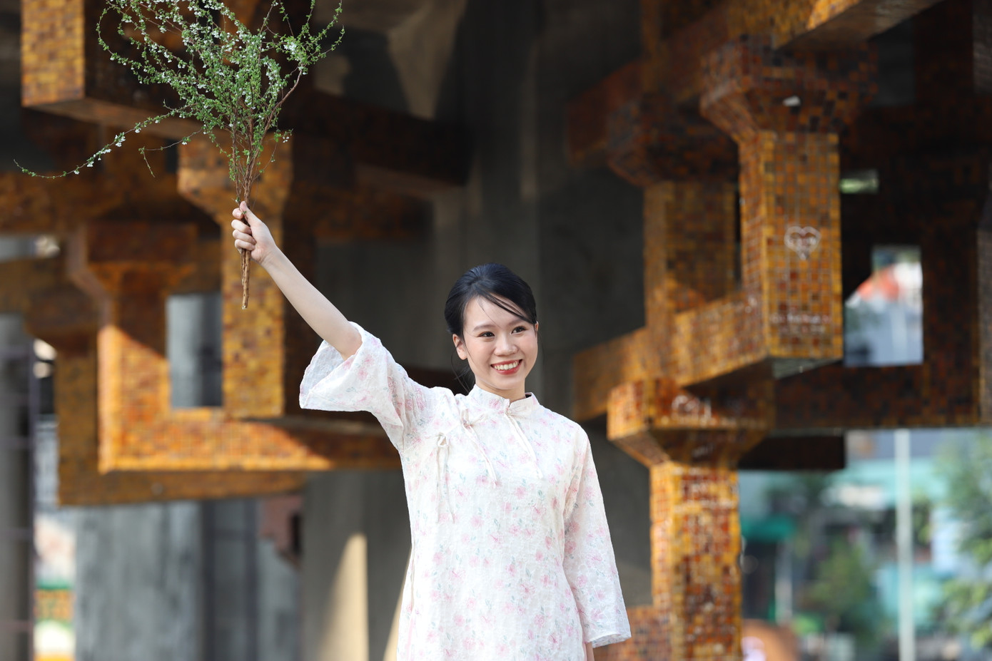 Các thiếu nữ khoe nét tươi trẻ, rạng ngời trong nắng xuân Sài thành.