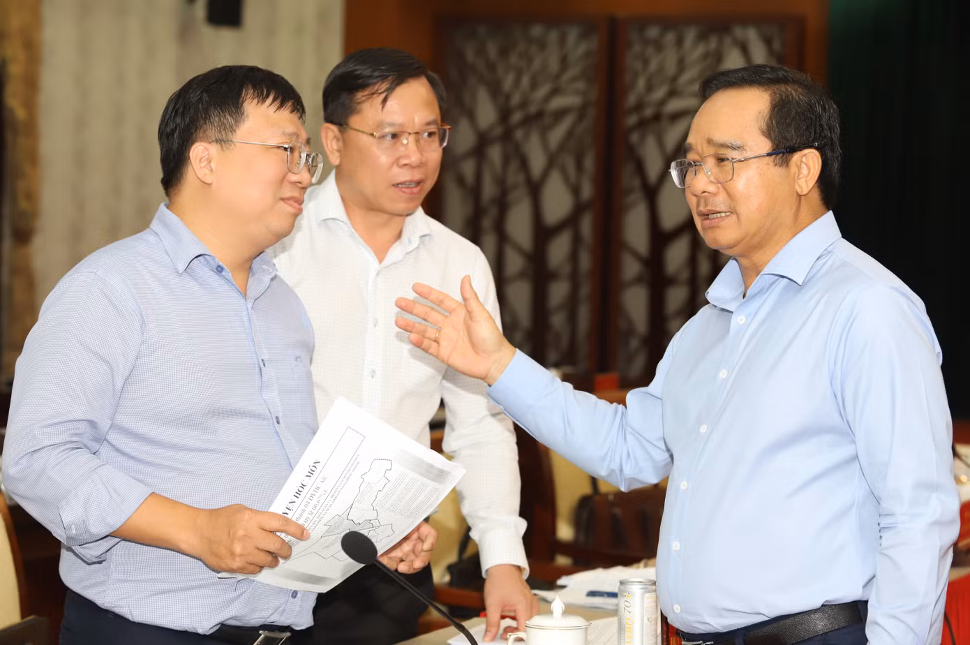 Chủ tịch UBND TPHCM Nguyễn Văn Được thảo luận với lãnh đạo các sở, ban ngành thành phố về công việc sắp xếp tổ chức bộ máy. Ảnh: Ngô Tùng