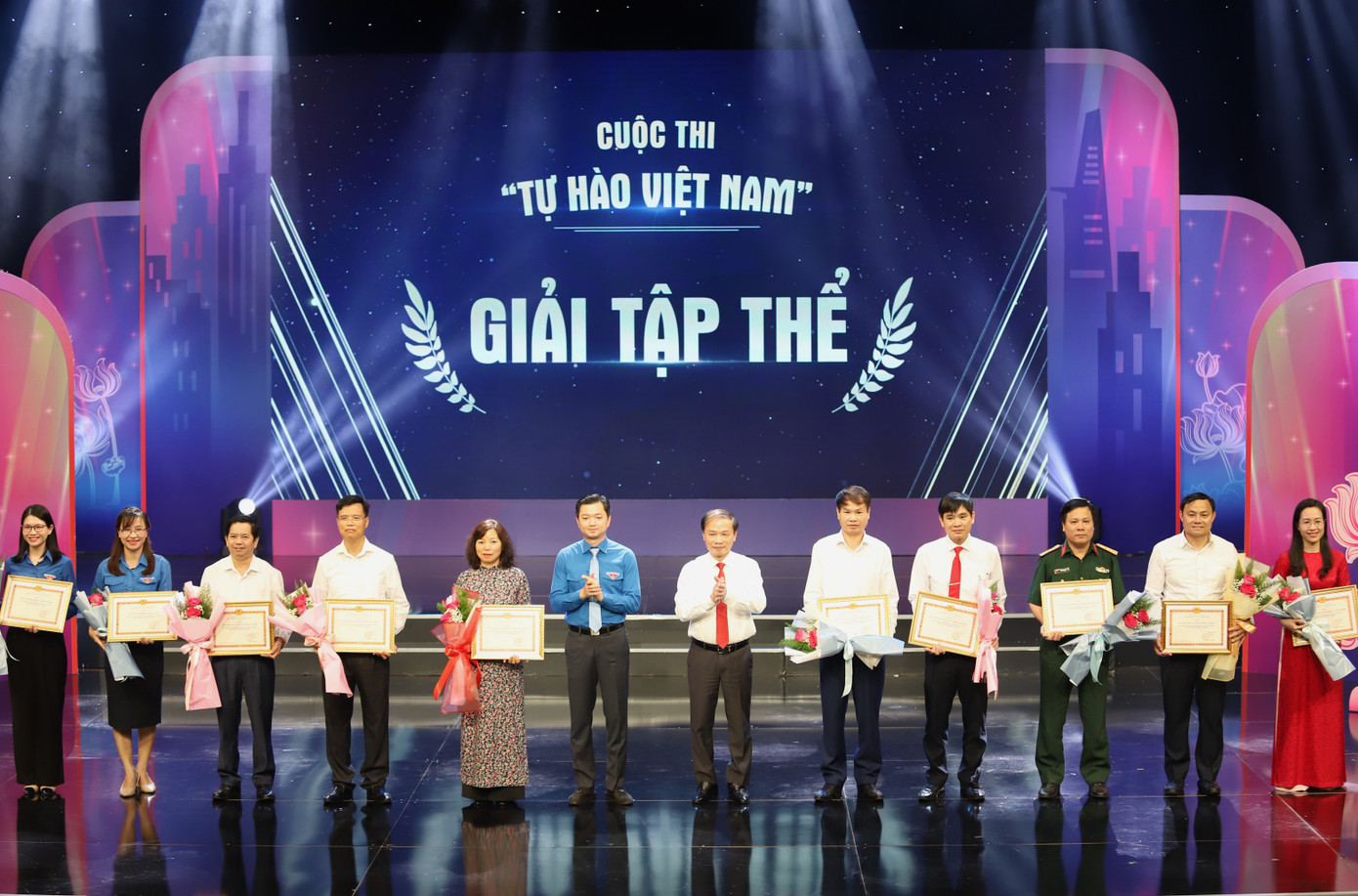 Các lãnh đạo Trung ương tặng hoa và giấy chứng nhận cho 10 tập thể tích cực trong công tác lãnh đạo và tổ chức cuộc thi Tự hào Việt Nam.