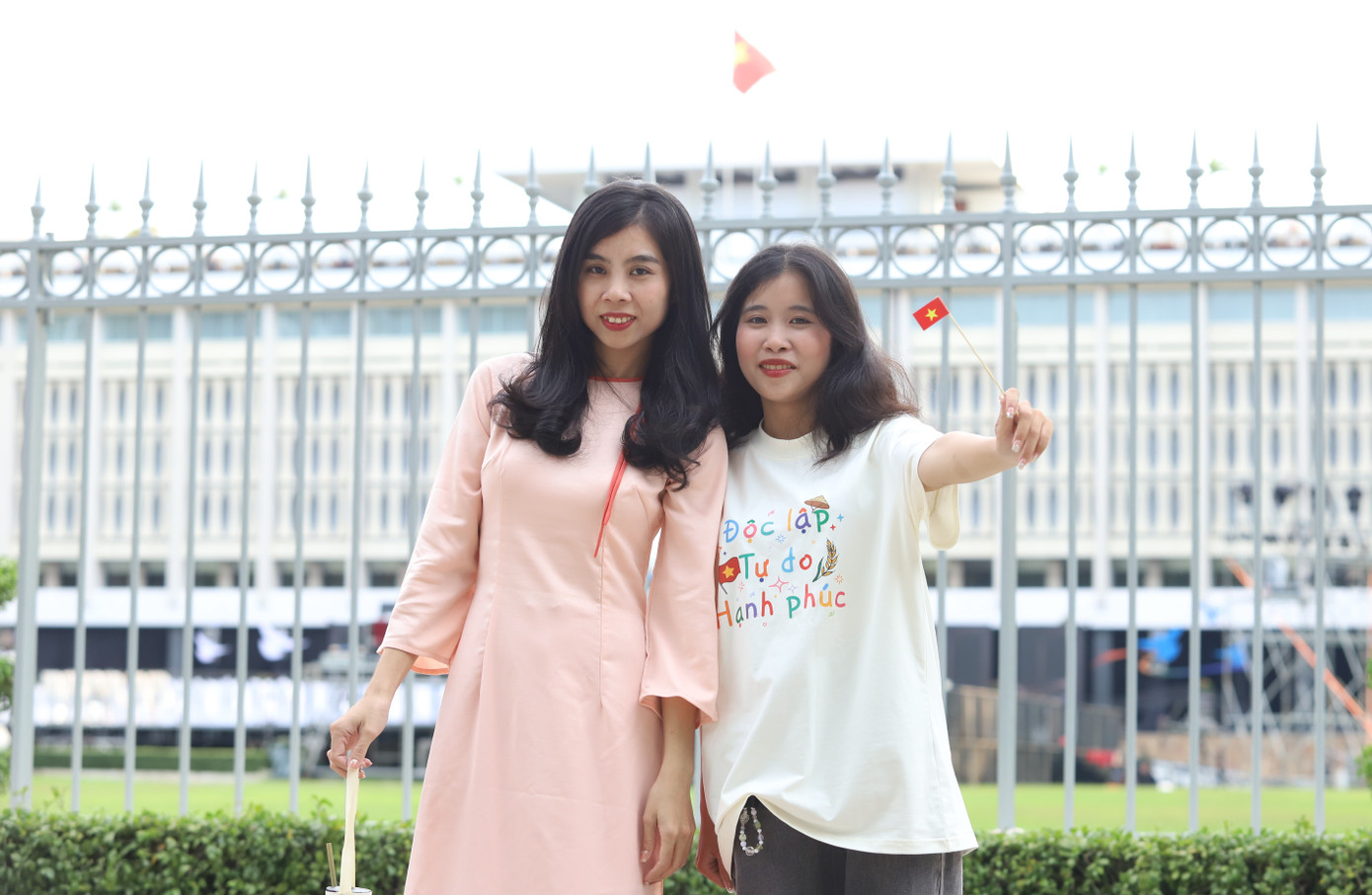 Ngọc Giàu cùng chị gái Thu Hà chụp ảnh bên ngoài Dinh Độc Lập.