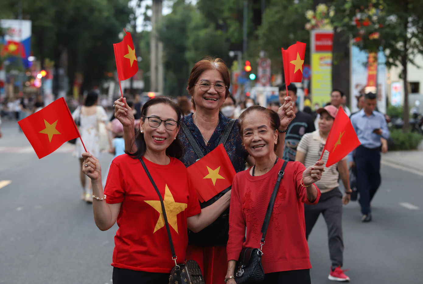 Ngay từ buổi chiều, rất đông người dân đã tề tựu phía trước trục đường Lê Duẩn và các khu vực lân cận để đón xem đoàn diễu binh, diễu hành.