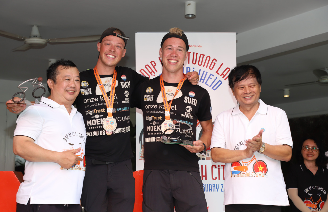 Tại điểm kết thúc hành trình, Rick và Sven đã được lãnh đạo Hội Hữu nghị Việt Nam – Hà Lan TPHCM trao kỷ niệm chương của hội cùng mô hình chiếc xe đạp được làm thủ công như một món quà ghi nhận và cám ơn tình cảm của hai chàng trai kiên cường.
