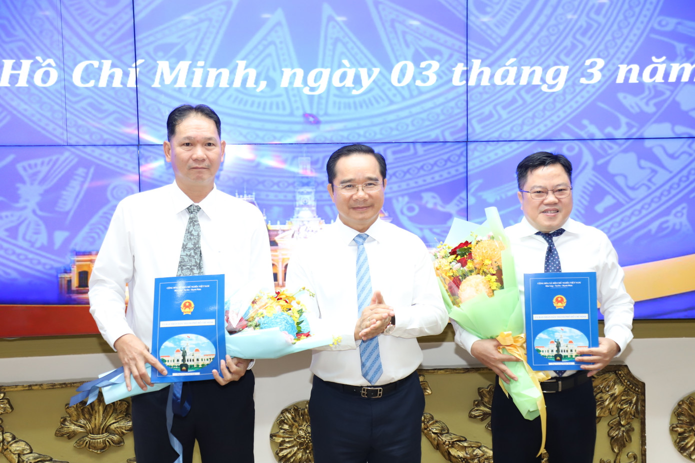 Chủ tịch Nguyễn Văn Được trao quyết định và hoa chúc mừng ông Vương Hoài Nam và ông Trương Thanh Bình.