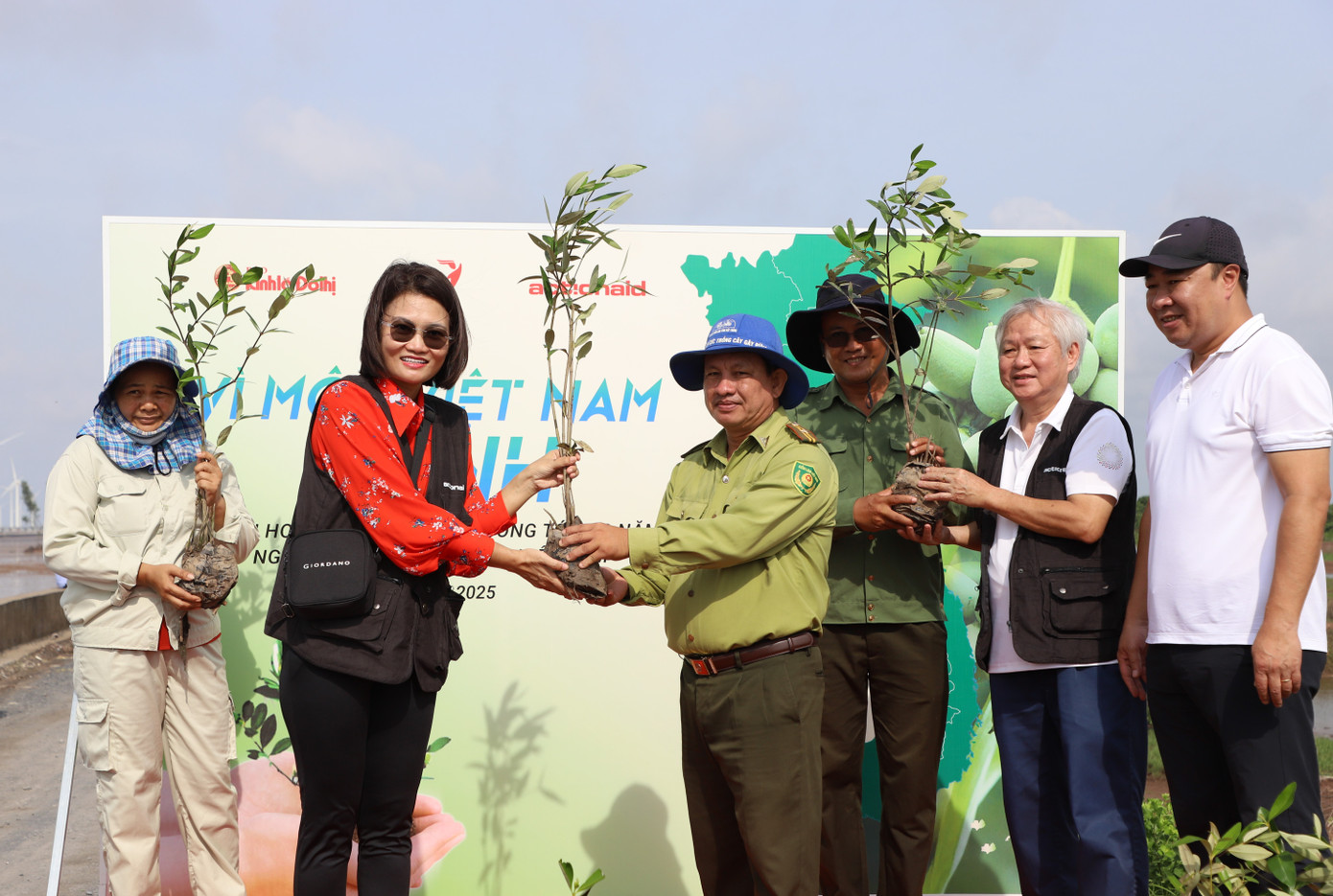Ban tổ chức tặng cây xanh đến đại diện Hạt Kiểm lâm và người dân thị xã Vĩnh Châu. Ban tổ chức tặng cây xanh đến đại diện Hạt Kiểm lâm và người dân thị xã Vĩnh Châu.