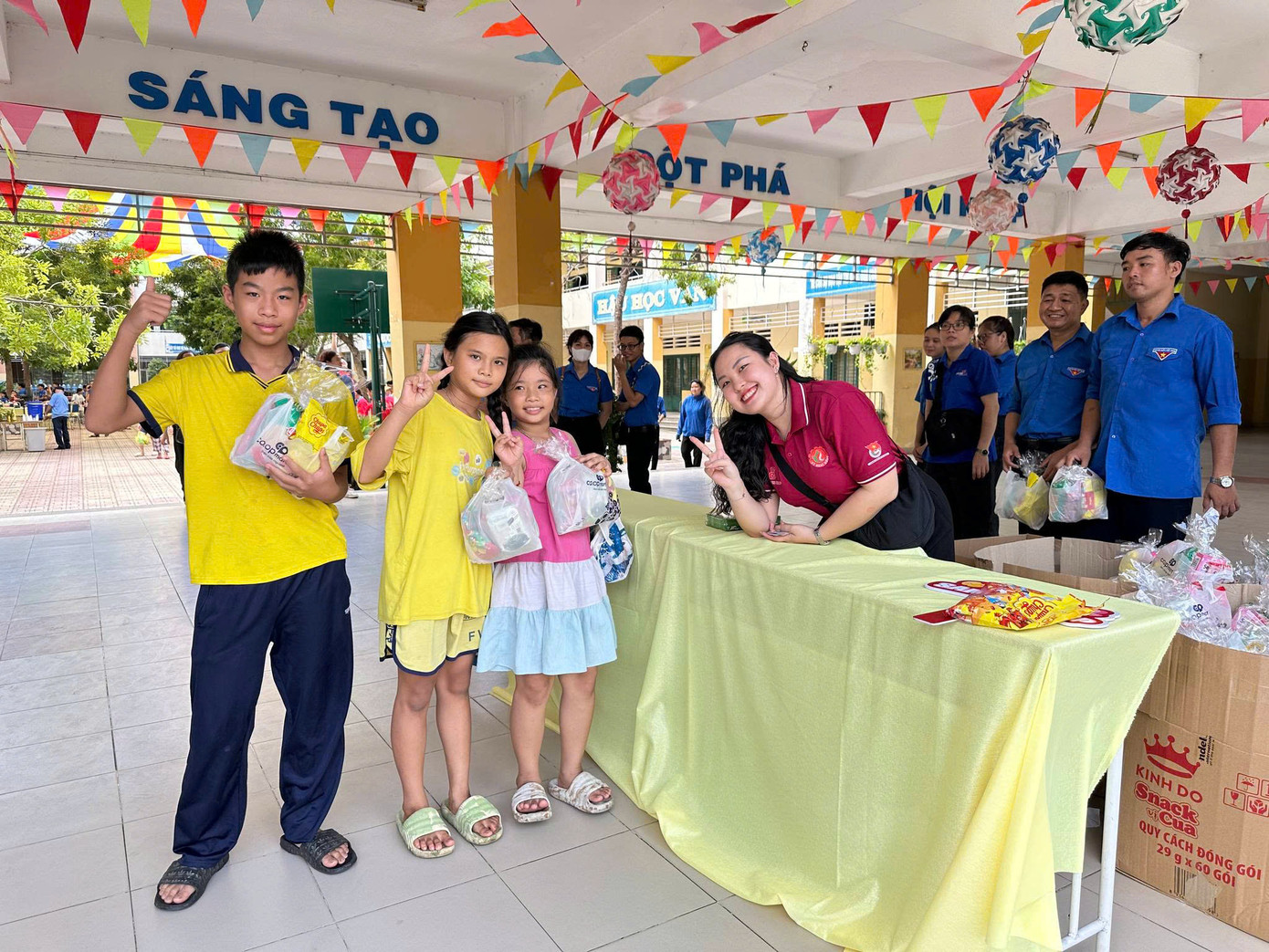 Thanh Thủy cùng đồng đội mang đến những món quà gieo thêm niềm vui cho các em học sinh Lào. Thanh Thủy cùng đồng đội mang đến những món quà gieo thêm niềm vui cho các em học sinh Lào.