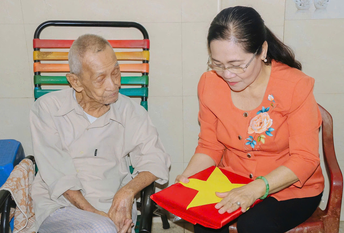 Phó Bí thư Thành ủy, Chủ tịch HĐND TPHCM Nguyễn Thị Lệ trao di ảnh liệt sĩ Nguyễn Văn Cần cho đại diện gia đình. Ảnh: Thành Đoàn TPHCM Phó Bí thư Thành ủy, Chủ tịch HĐND TPHCM Nguyễn Thị Lệ trao di ảnh liệt sĩ Nguyễn Văn Cần cho đại diện gia đình. Ảnh: Thành Đoàn TPHCM