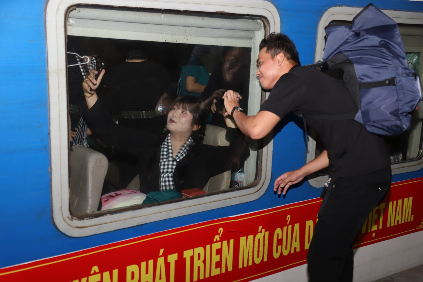 Đôi bạn trẻ bịn rịn, xúc động chào nhau tại sân ga.