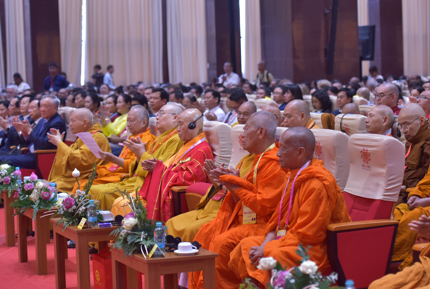 Lãnh đạo Đảng, Nhà nước cùng các chư tôn đức đại diện Phật giáo thế giới và Việt Nam dự buổi lễ. Lãnh đạo Đảng, Nhà nước cùng các chư tôn đức đại diện Phật giáo thế giới và Việt Nam dự buổi lễ.
