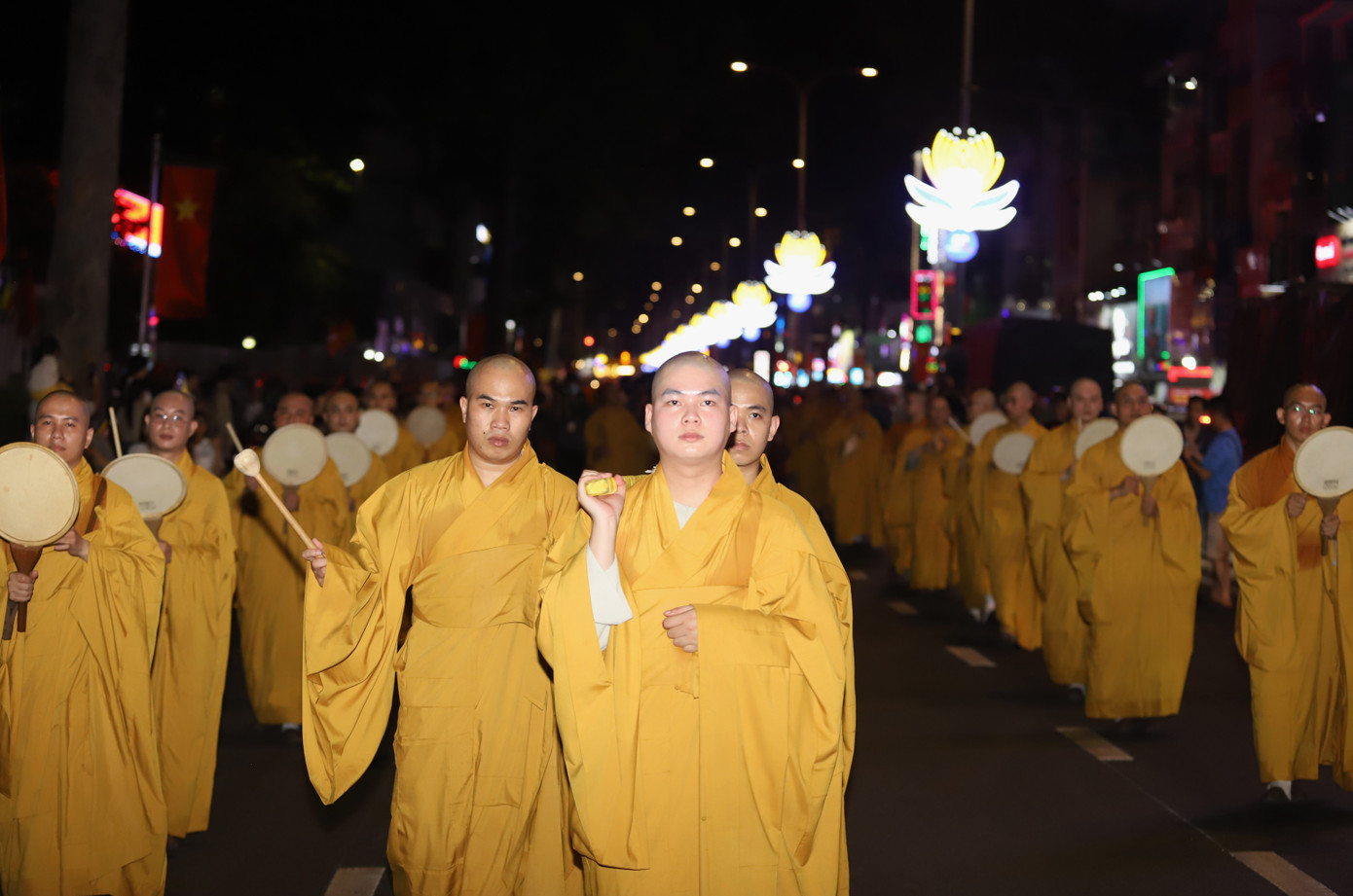 Đoàn cung rước tôn tượng đức Phật sơ sinh di chuyển từ tổ đình Ấn Quang về Việt Nam Quốc tự.