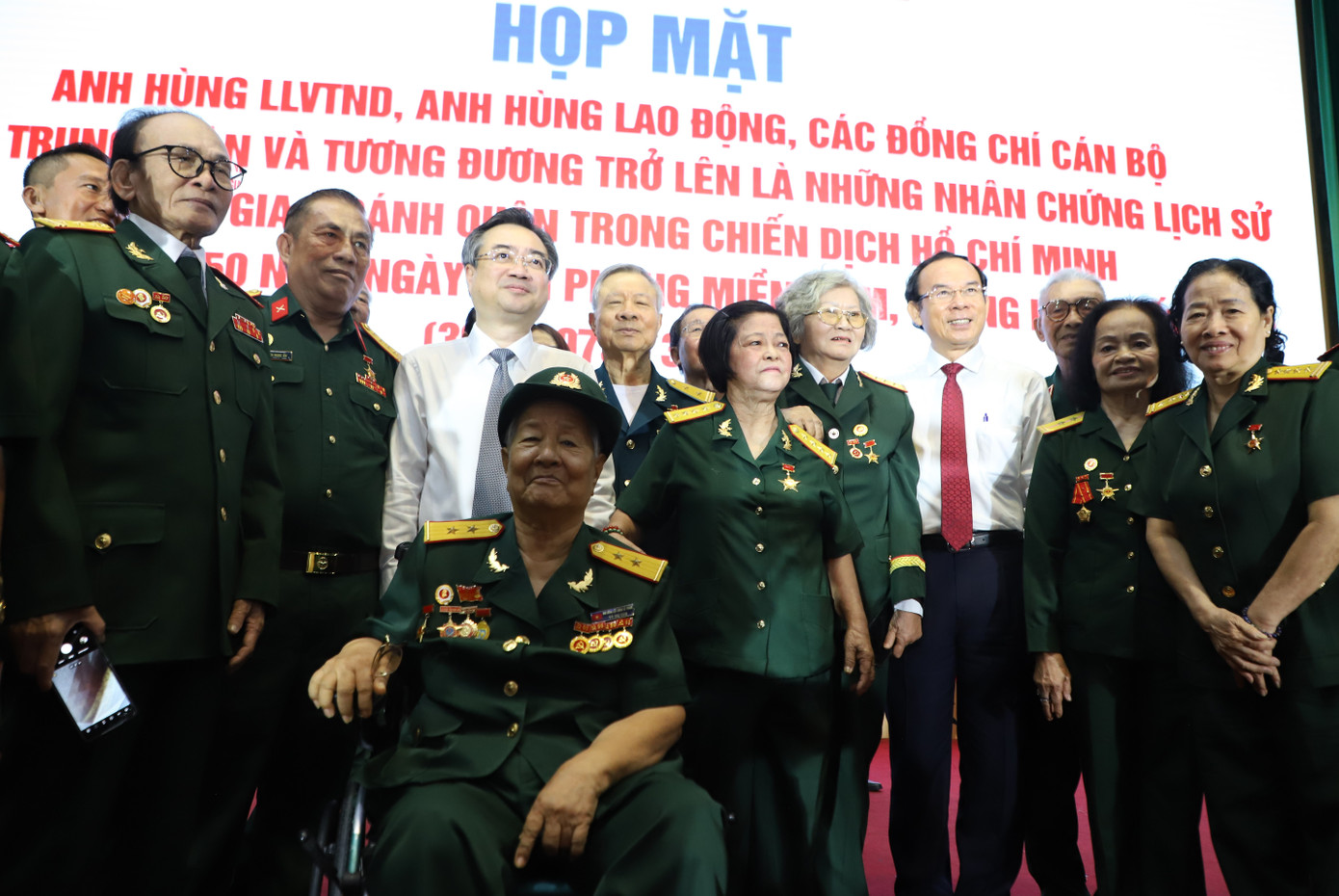 Lãnh đạo TPHCM chụp ảnh lưu niệm cùng các đại biểu. Lãnh đạo TPHCM chụp ảnh lưu niệm cùng các đại biểu.