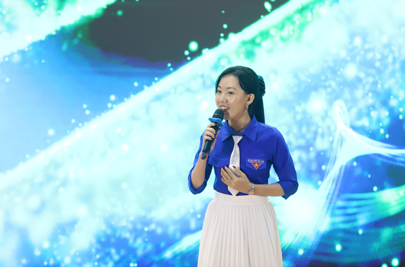 Các bạn trẻ góp giọng đầy say mê, cảm hứng. Các bạn trẻ góp giọng đầy say mê, cảm hứng.