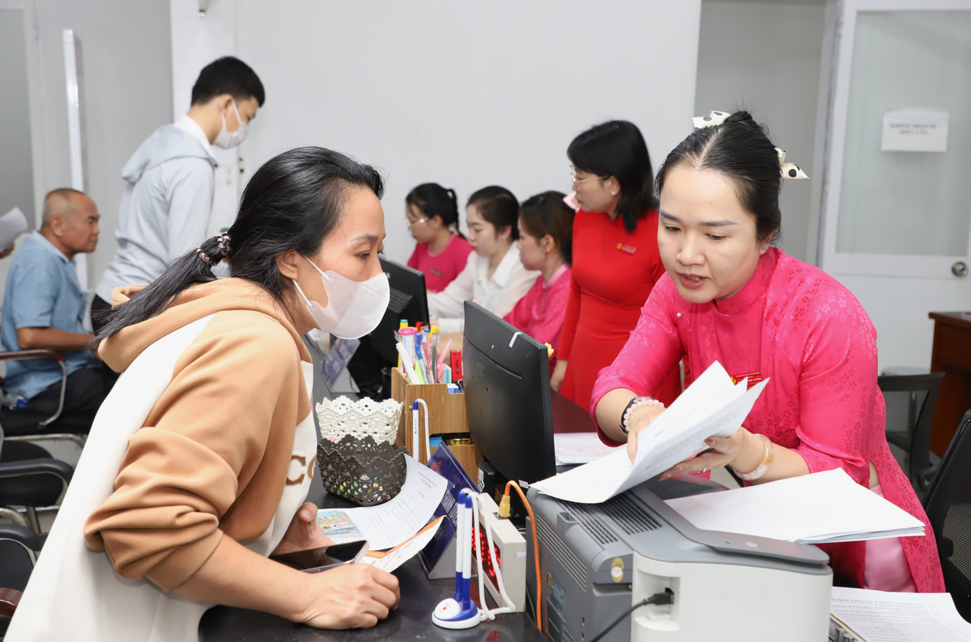 Cán bộ, chuyên viên trung tâm hướng dẫn, giải quyết thủ tục cho người dân. Ảnh: Ngô Tùng Cán bộ, chuyên viên trung tâm hướng dẫn, giải quyết thủ tục cho người dân. Ảnh: Ngô Tùng