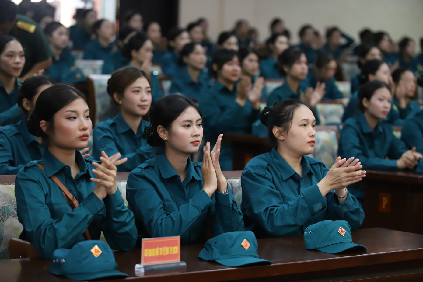 Các nữ dân quân tham gia đội hình A80. Ảnh: Ngô Tùng