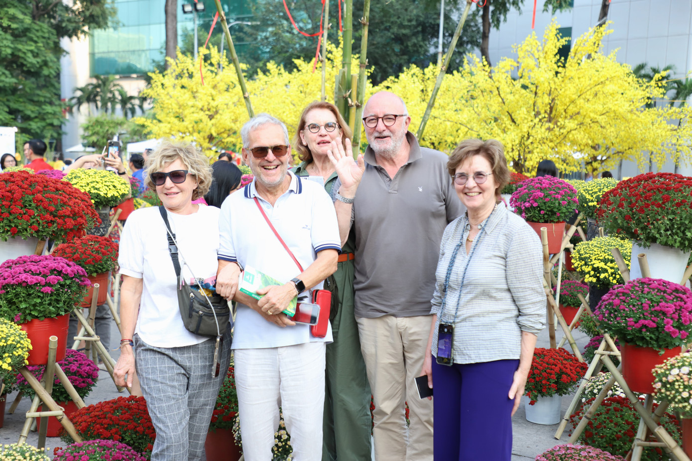 Nhiều du khách cũng đến với không gian Lễ hội Tết Việt trong khuôn viên Nhà Văn hóa Thanh niên.