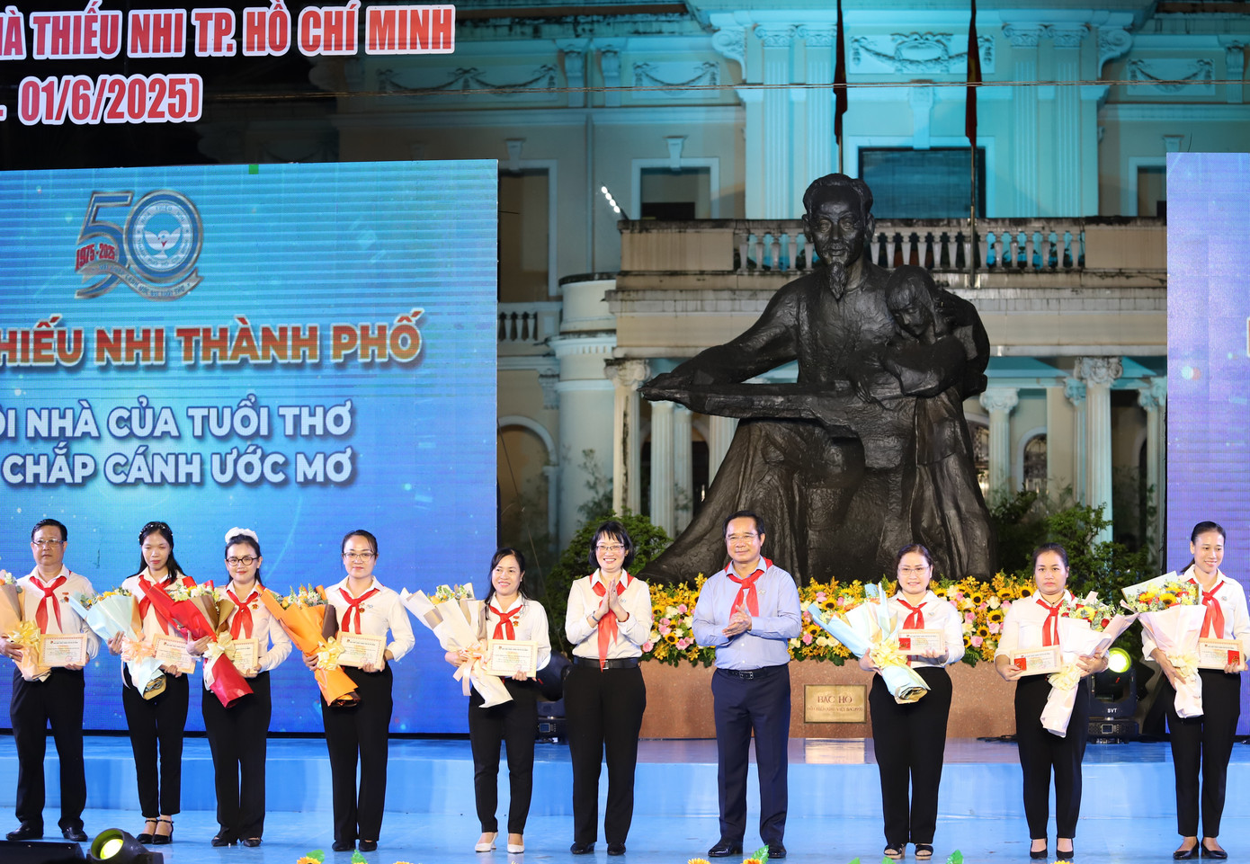 Lãnh đạo TPHCM ghi nhận những đóng góp tích cực của đội ngũ cán bộ, nhân viên Nhà Thiếu nhi thành phố.