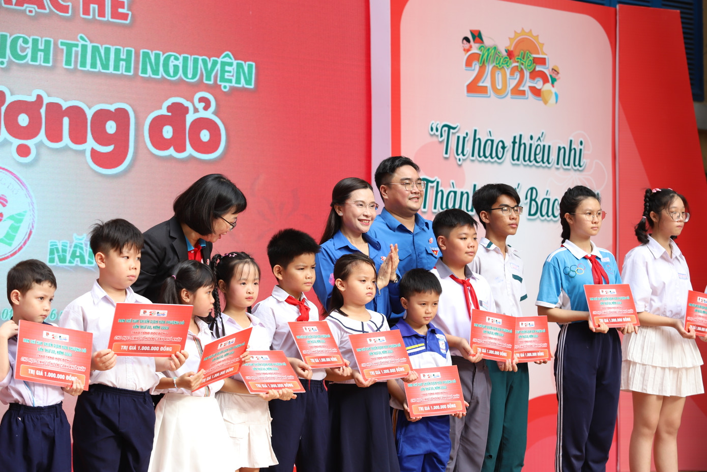 Lãnh đạo T.Ư Đoàn, Thành Đoàn TPHCM trao học bổng đến các em nhỏ. Lãnh đạo T.Ư Đoàn, Thành Đoàn TPHCM trao học bổng đến các em nhỏ.