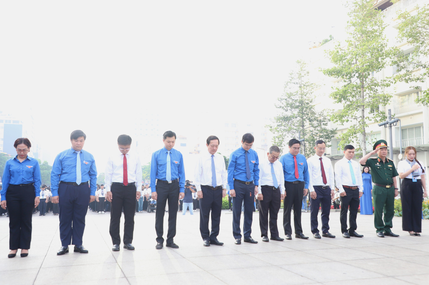 Đại diện các cơ quan, ban ngành Trung ương, TPHCM và các bạn trẻ thành kính tưởng nhớ, tri ân sâu sắc công lao to lớn của Chủ tịch Hồ Chí Minh – người lãnh tụ thiên tài, người thầy của cách mạng Việt Nam, Anh hùng giải phóng dân tộc. Ảnh: Ngô Tùng