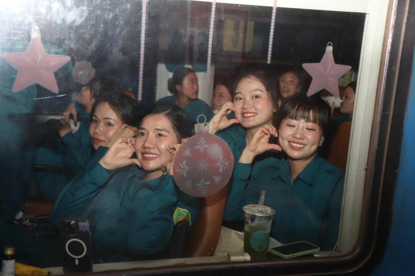 Các cô gái chụp ảnh lưu niệm trước giờ đi tàu ra Thủ đô Hà Nội.