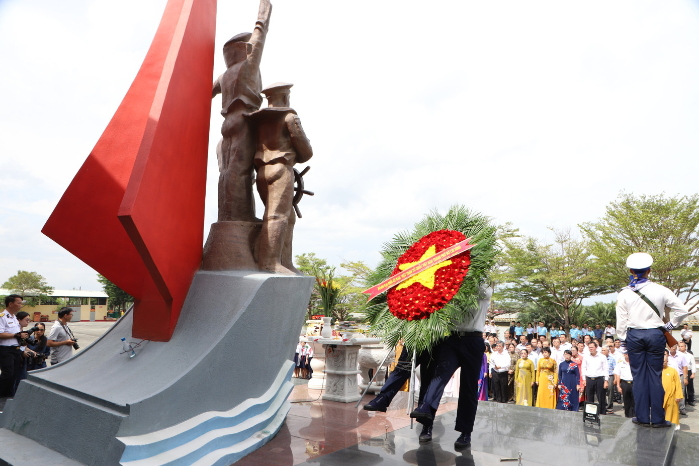 Trong khuôn khổ chương trình tổng kết, Ban Thường trực Ủy ban MTTQ Việt Nam TPHCM và các đại biểu đã tham gia dâng hoa, dâng hương tri ân các Anh hùng liệt sĩ tại Đài tưởng niệm Anh hùng liệt sĩ Đoàn tàu không số.