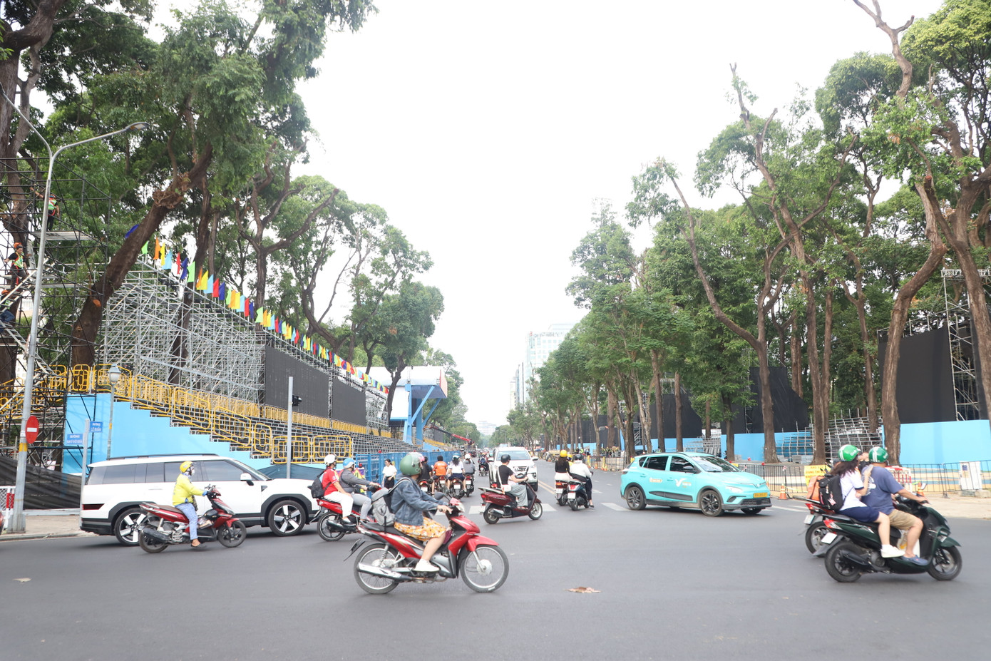 Hiện các lực lượng đang khẩn trương lắp đặt khán đài cùng các thiết bị phục vụ đại lễ kỷ niệm 50 năm ngày thống nhất đất nước. Ảnh: Ngô Tùng