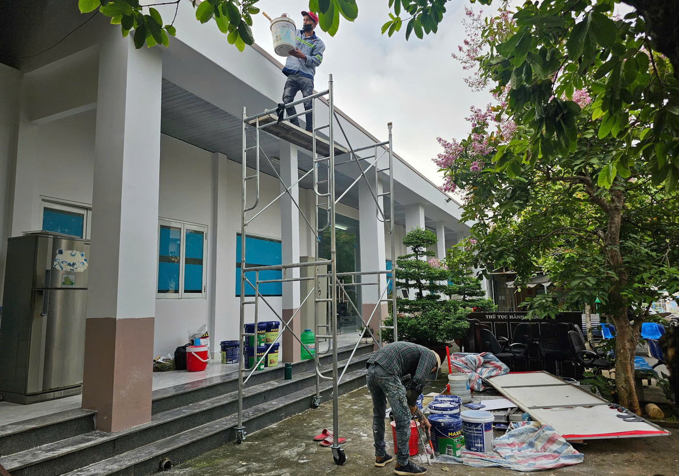 Các phường trên địa bàn TPHCM tất bật dọn dẹp, tu bổ cơ sở để chuẩn bị cho hoạt động từ ngày 1/7 theo mô hình chính quyền địa phương 2 cấp. Các phường trên địa bàn TPHCM tất bật dọn dẹp, tu bổ cơ sở để chuẩn bị cho hoạt động từ ngày 1/7 theo mô hình chính quyền địa phương 2 cấp.