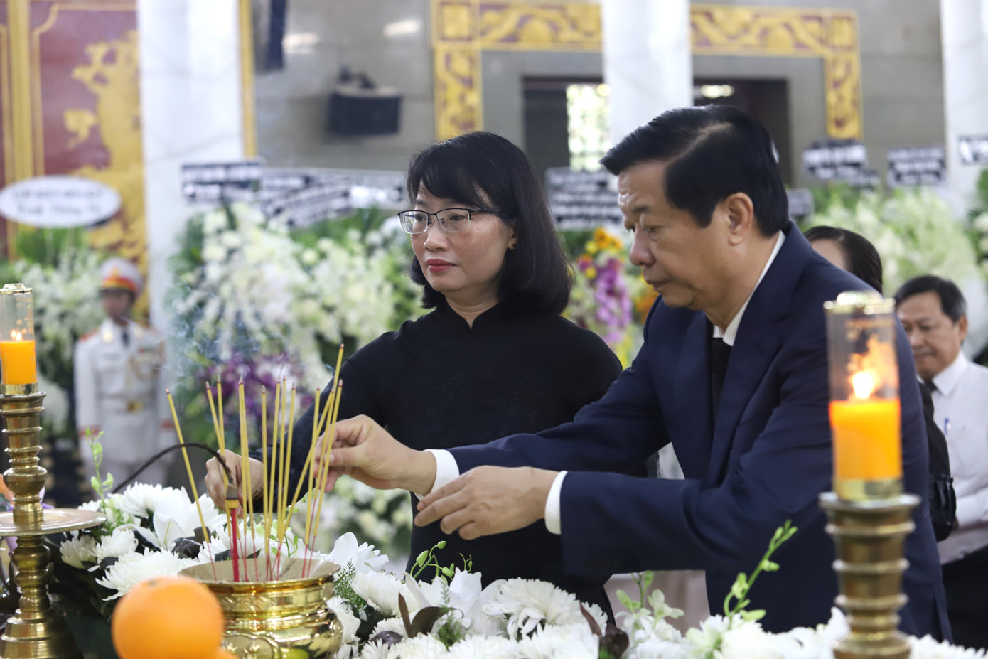 Ông Bùi Văn Nghiêm, Ủy viên Trung ương Đảng, Phó Trưởng ban Nội chính Trung ương cùng Phó Chủ tịch UBND TPHCM Trần Thị Diệu Thúy thắp hương tiễn biệt GS.TS Phan Lương Cầm. Ông Bùi Văn Nghiêm, Ủy viên Trung ương Đảng, Phó Trưởng ban Nội chính Trung ương cùng Phó Chủ tịch UBND TPHCM Trần Thị Diệu Thúy thắp hương tiễn biệt GS.TS Phan Lương Cầm.