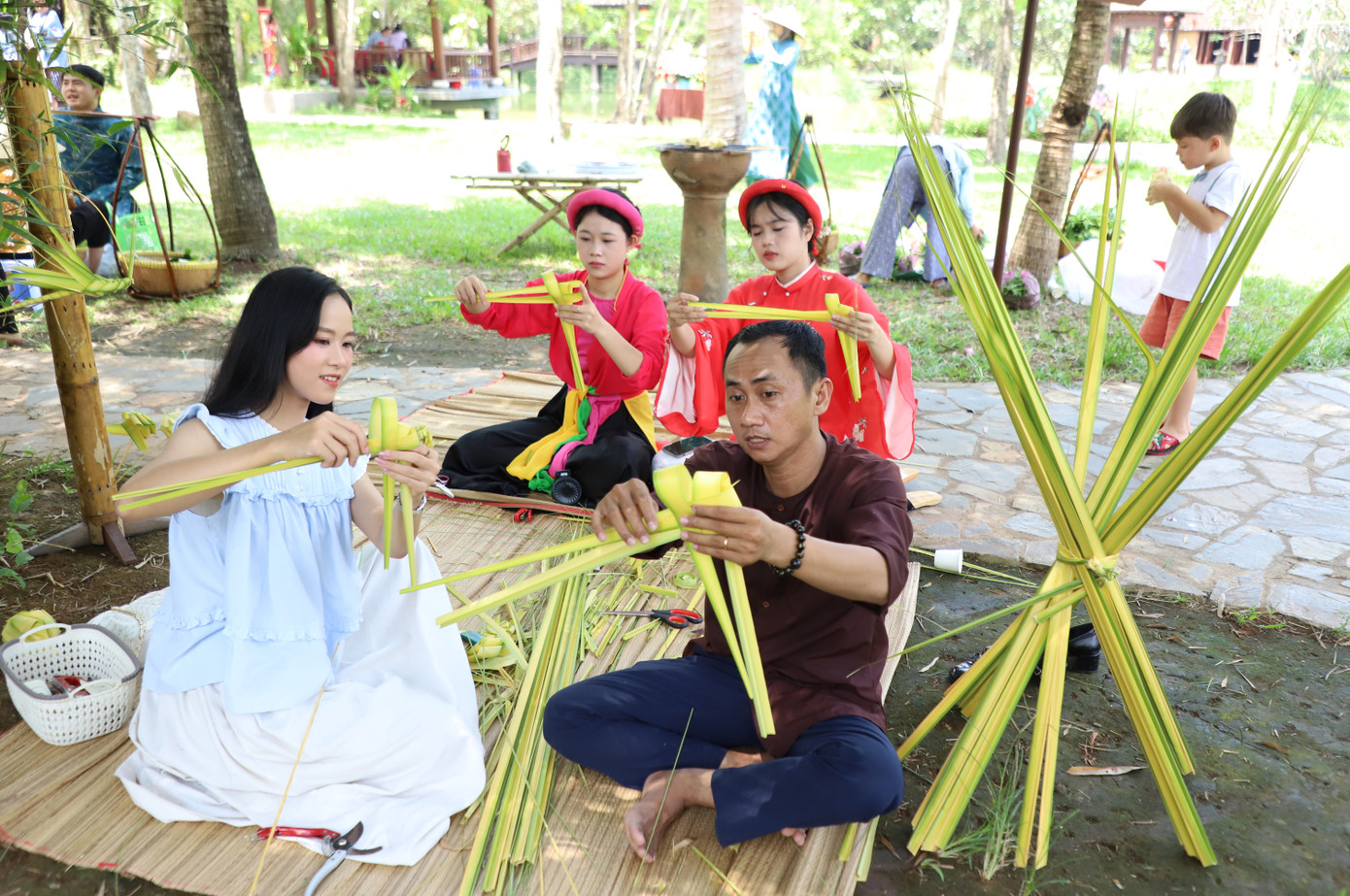 Bạn trẻ học thắt lá dừa nghệ thuật, một bộ môn truyền thống được lưu giữ qua nhiều năm. Bạn trẻ học thắt lá dừa nghệ thuật, một bộ môn truyền thống được lưu giữ qua nhiều năm.