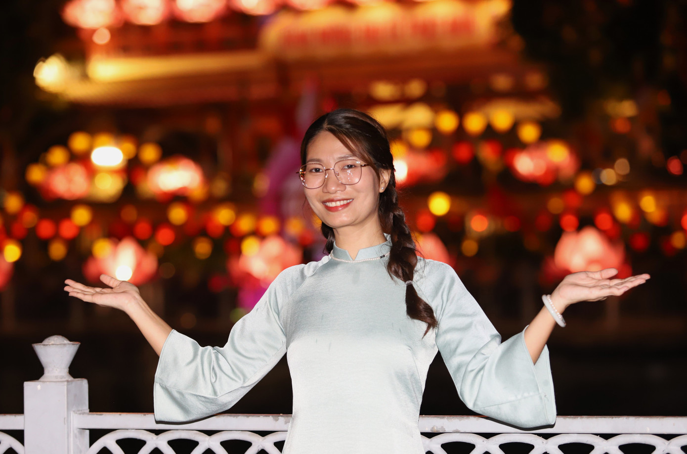 Không gian lung linh về đêm tại chùa Pháp Hoa.