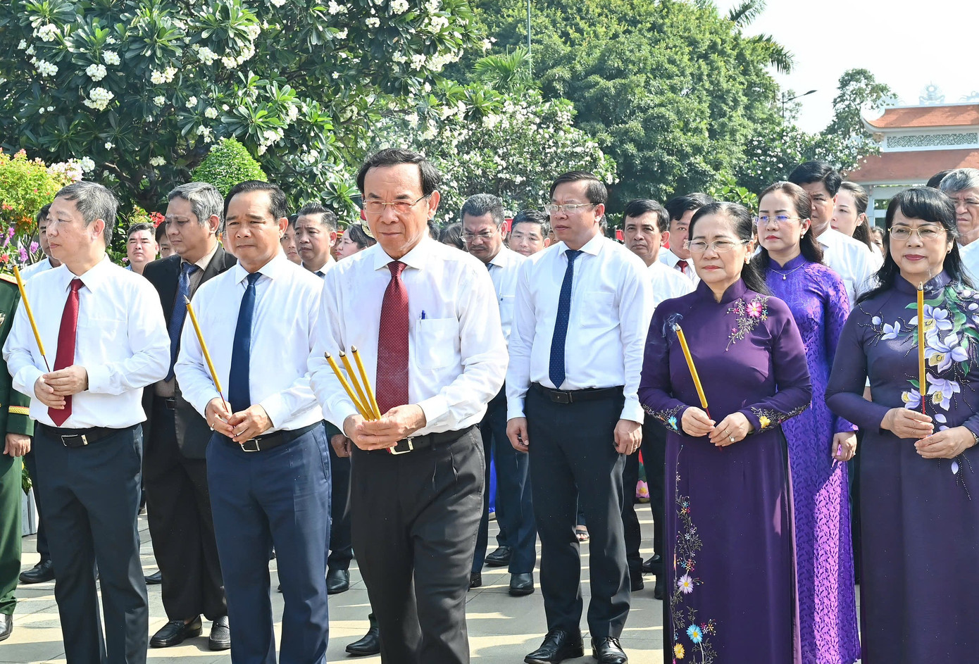 Tiếp đó, đoàn đại biểu đến Nghĩa trang TPHCM dâng hương, đặt vòng hoa viếng, tri ân các thế hệ lãnh đạo, các bậc lão thành cách mạng. Ảnh: Việt Dũng Tiếp đó, đoàn đại biểu đến Nghĩa trang TPHCM dâng hương, đặt vòng hoa viếng, tri ân các thế hệ lãnh đạo, các bậc lão thành cách mạng. Ảnh: Việt Dũng