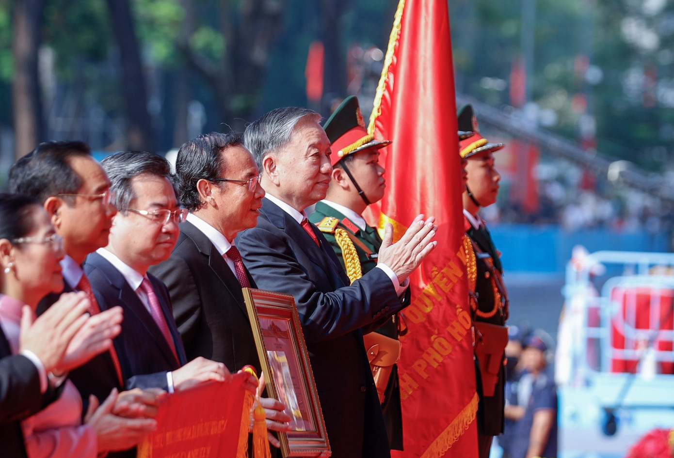 Thay mặt lãnh đạo Đảng, Nhà nước, Tổng Bí thư Tô Lâm trao danh hiệu Anh hùng Lao động tặng Đảng bộ, chính quyền và nhân dân TPHCM. Ảnh: Nhật Bắc/ VGP.