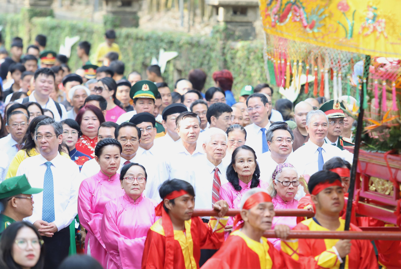 Nguyên Chủ tịch nước Nguyễn Minh Triết và các lãnh đạo TPHCM dâng cúng bánh chưng, trái cây lên các Vua Hùng. Ảnh: Ngô Tùng Nguyên Chủ tịch nước Nguyễn Minh Triết và các lãnh đạo TPHCM dâng cúng bánh chưng, trái cây lên các Vua Hùng. Ảnh: Ngô Tùng
