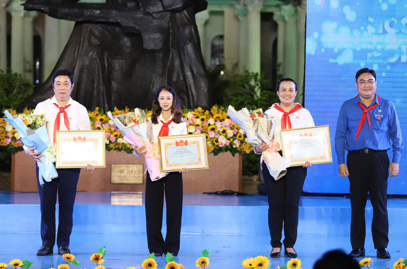 Bí thư Thành Đoàn TPHCM Ngô Minh Hải tuyên dương các cá nhân tiêu biểu của Nhà Thiếu nhi TPHCM.