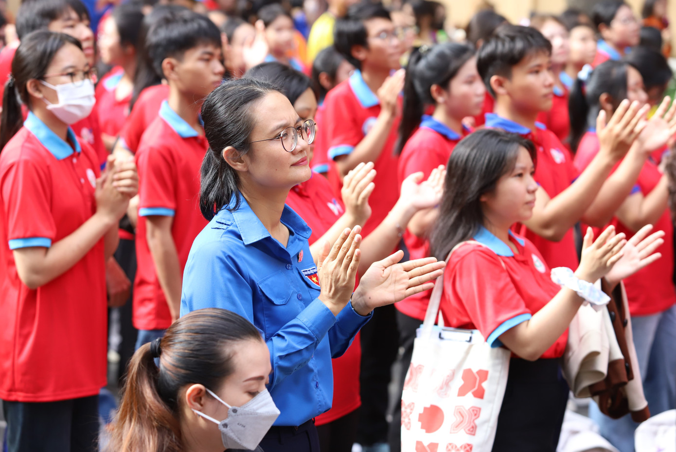 Bạn trẻ sôi nổi khởi động Chiến dịch tình nguyện Hoa phượng đỏ. Bạn trẻ sôi nổi khởi động Chiến dịch tình nguyện Hoa phượng đỏ.