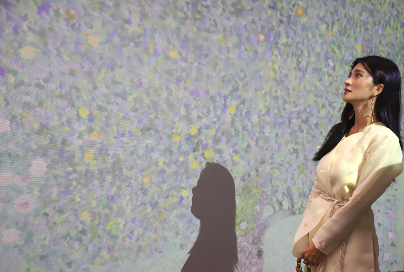 Nghệ sĩ Kim Tuyến đến xem triển lãm. Ảnh: Ngô Tùng. Nghệ sĩ Kim Tuyến đến xem triển lãm. Ảnh: Ngô Tùng.