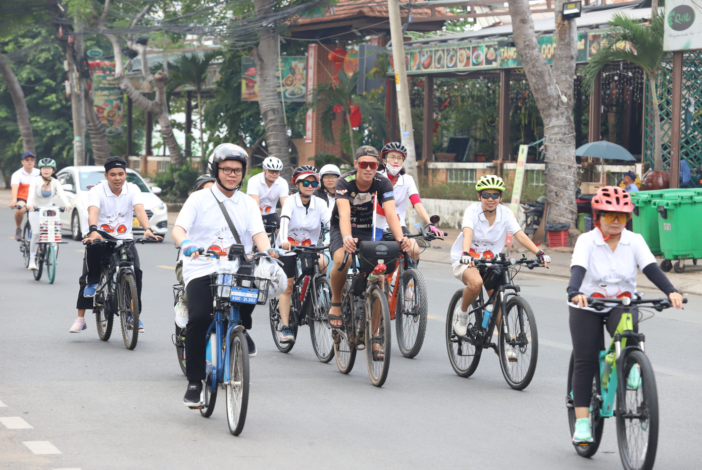 Mọi người có được trải nghiệm lý thú khi đạp xe cùng hai chàng trai đã vượt hàng chục nghìn cây số từ Hà Lan đến Việt Nam.