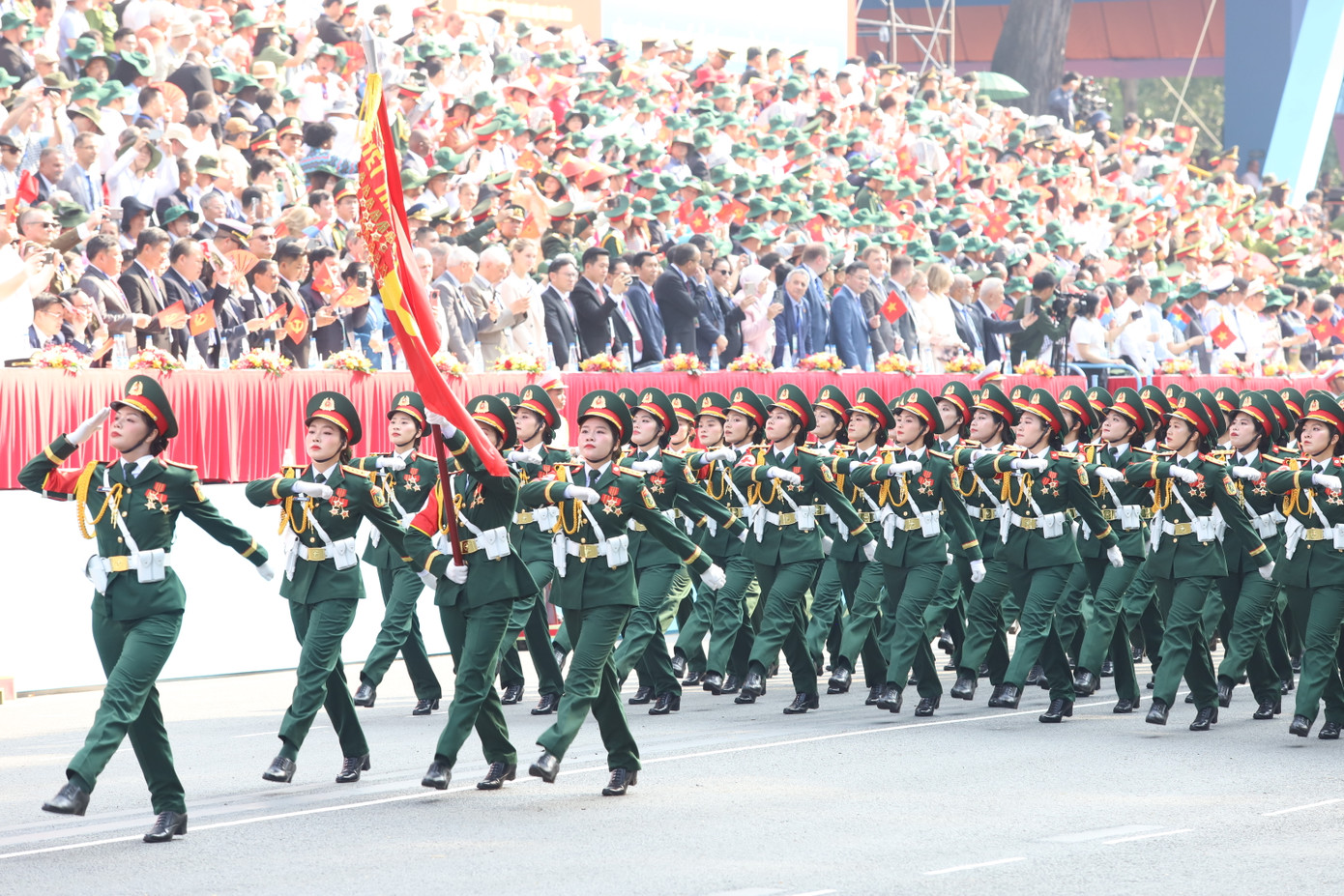 Khối nữ Sĩ quan Quân y. Các nữ Sĩ quan Quân y luôn có mặt ở những nơi khó khăn, gian khổ; vừa chiến đấu, vừa phục vụ chiến đấu, hy sinh quên mình để chăm sóc, bảo vệ sức khỏe bộ đội và nhân dân, góp phần nâng cao sức mạnh tổng hợp của quân đội. Ngày nay, đội ngũ thầy thuốc Quân y không ngừng học tập, rèn luyện, nâng cao trình độ chuyên môn nghiệp vụ, vững vàng về chính trị, tư tưởng và y đức, xứng đáng với lời Bác Hồ dạy “Lương y phải như từ mẫu”, tiếp tục phát huy phẩm chất “Bộ đội Cụ Hồ” trong thời kỳ mới.