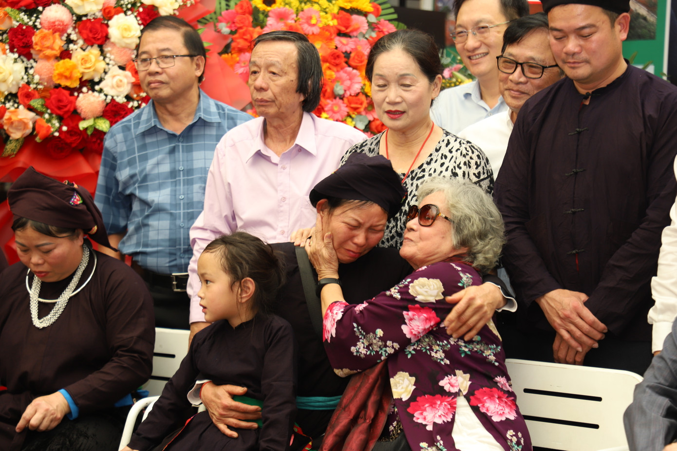 Trực tiếp nghe những chứng nhân Làng Nủ kể về thảm cảnh kinh hoàng đã qua, nhiều đại biểu, khán giả đã gửi những cái ôm sẻ chia với bà con.