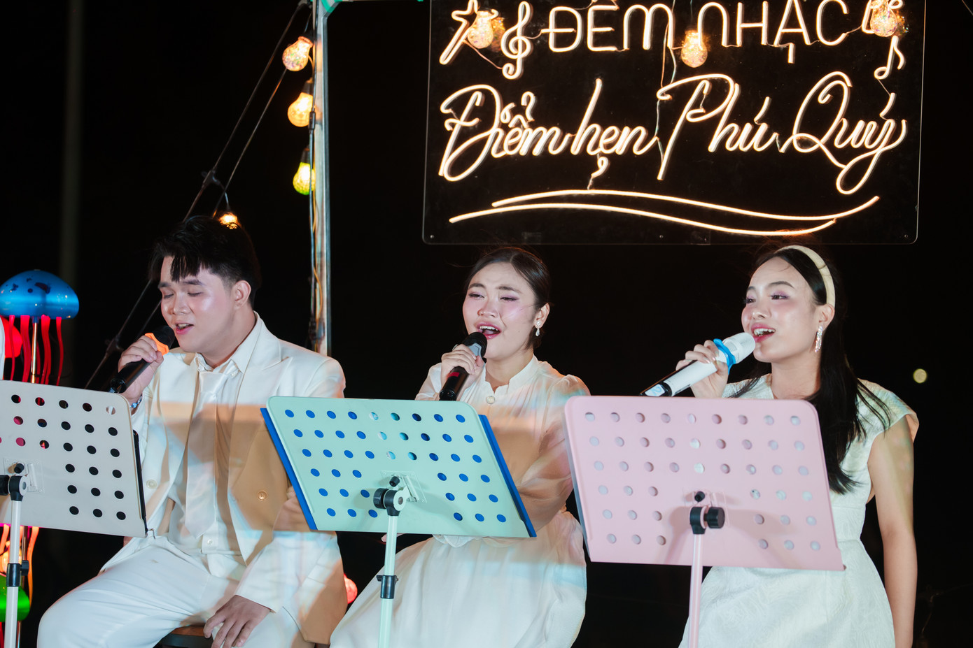 Chương trình “Điểm hẹn Phú Quý” số đầu tiên có chủ đề “Gia đình – Nơi bắt đầu”. Đêm nhạc được thể hiện bởi Đội văn nghệ xung kích CKT và các chiến sĩ tình nguyện TPHCM đang thực hiện các hoạt động tình nguyện tại đảo Phú Quý. Ảnh: BTC Chương trình “Điểm hẹn Phú Quý” số đầu tiên có chủ đề “Gia đình – Nơi bắt đầu”. Đêm nhạc được thể hiện bởi Đội văn nghệ xung kích CKT và các chiến sĩ tình nguyện TPHCM đang thực hiện các hoạt động tình nguyện tại đảo Phú Quý. Ảnh: BTC