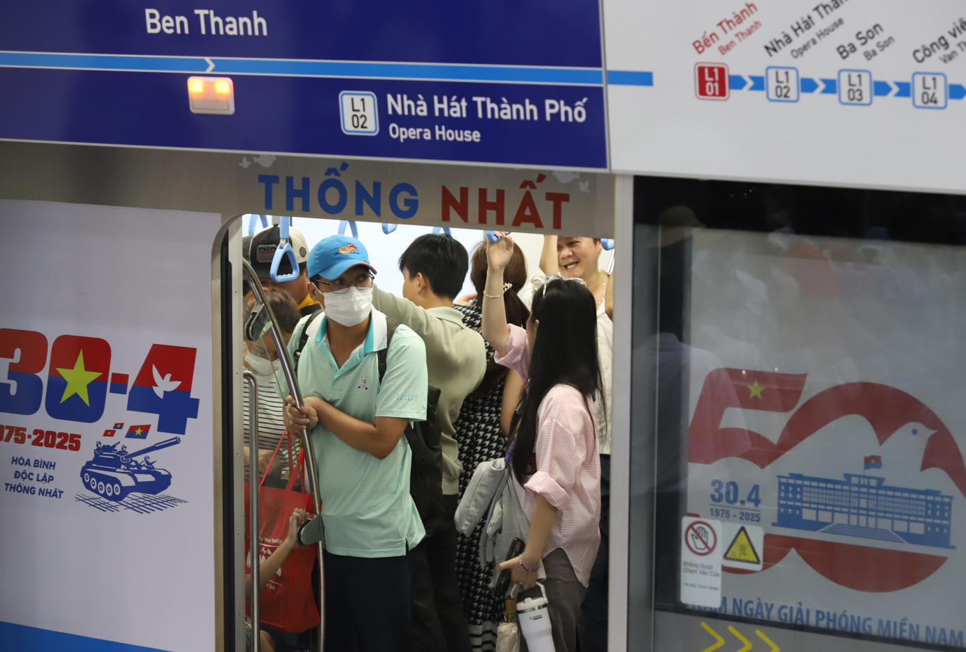 Chào mừng kỷ niệm 50 năm Ngày Giải phóng miền Nam, thống nhất đất nước, đơn vị quản lý tuyến metro cũng đã thực hiện trang trí biểu tượng về đại lễ trên thân tàu.