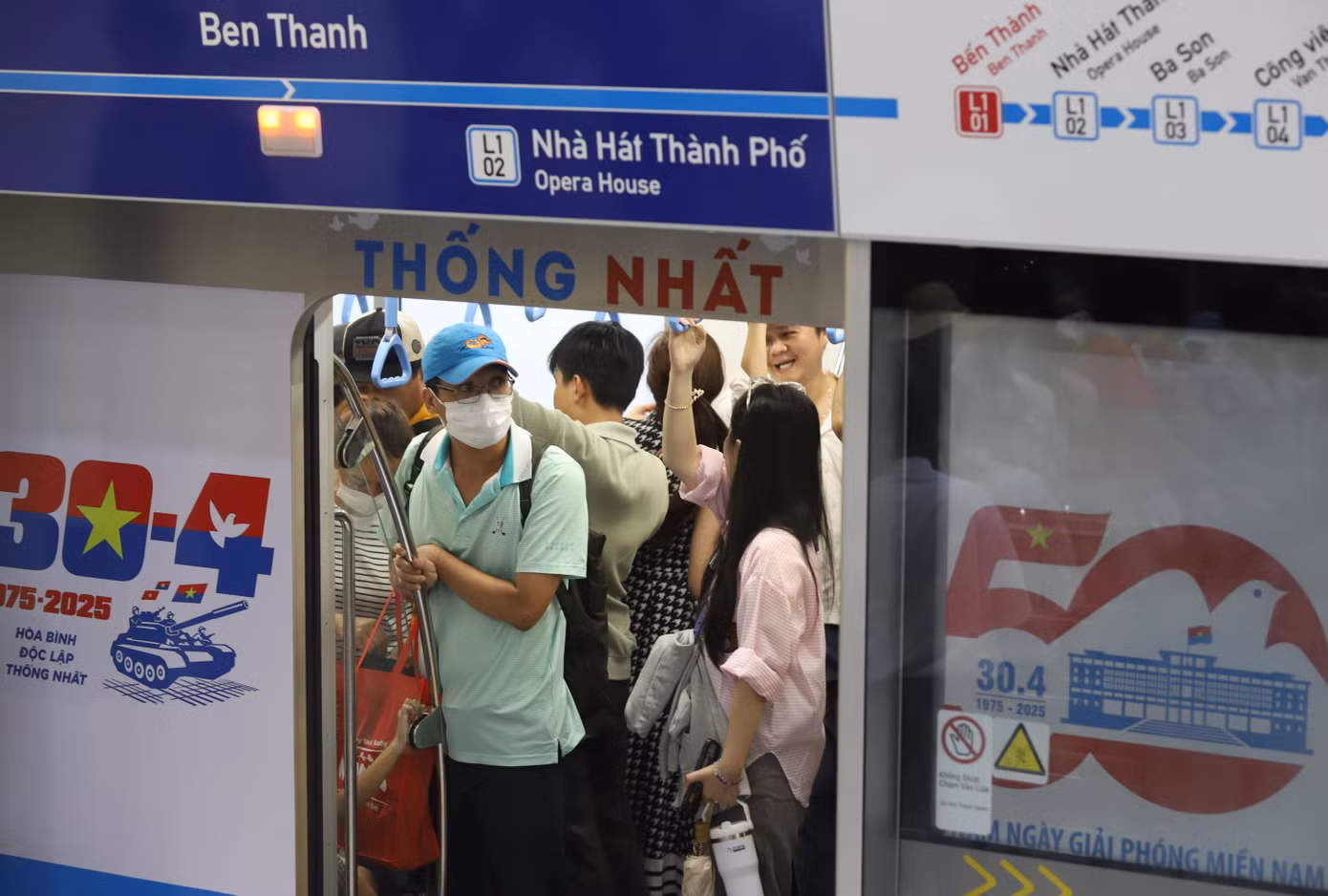 Chào mừng kỷ niệm 50 năm Ngày Giải phóng miền Nam, thống nhất đất nước, đơn vị quản lý tuyến metro cũng đã thực hiện trang trí biểu tượng về đại lễ trên thân tàu.