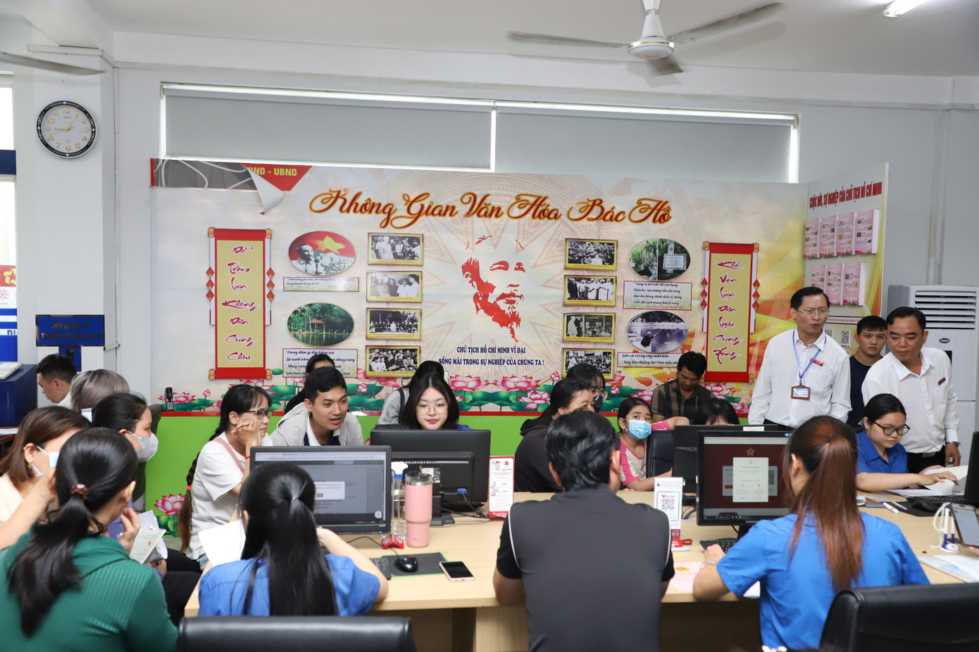 Các bạn đoàn viên thanh niên, sinh viên tham gia hỗ trợ giải quyết thủ tục hành chính tại phường Dĩ An, một trong những địa phương đông dân nhất TPHCM. Ảnh: Ngô Tùng