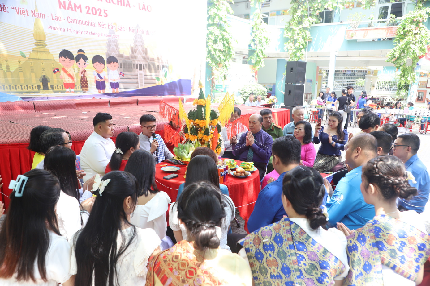 Thế hệ trẻ ba nước Việt Nam, Lào, Campuchia và các đại biểu TPHCM thực hiện nghi thức đón Tết cổ truyền Lào, Campuchia. Ảnh: Ngô Tùng Thế hệ trẻ ba nước Việt Nam, Lào, Campuchia và các đại biểu TPHCM thực hiện nghi thức đón Tết cổ truyền Lào, Campuchia. Ảnh: Ngô Tùng